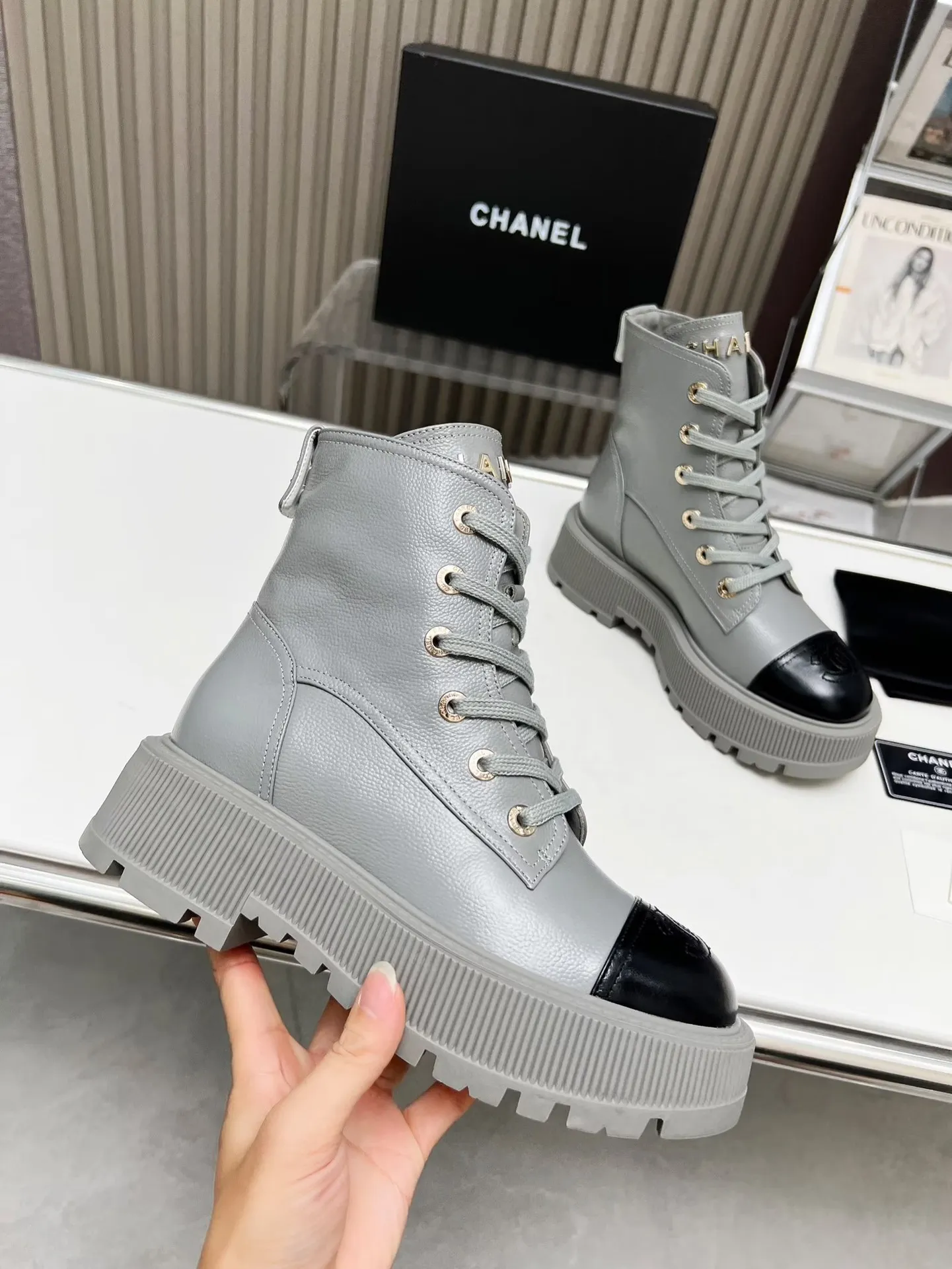 👟👟Ex-factory price 560👟👟 Autumn and winter new Chanel Chanel ankle boots original model opening✅ Strap design is super easy to put on and take off, the toe logo is electro-embroidered. The tongue is also the brand logo. Fabric: cow litchi pattern🐂 Inner/foot pad: cow lining. Use ultra-light rubber non-slip and wear-resistant outsole. Color: black, white, gray. Code number: 34-41 (34, 41) Need to be customized) Packaging: bag card